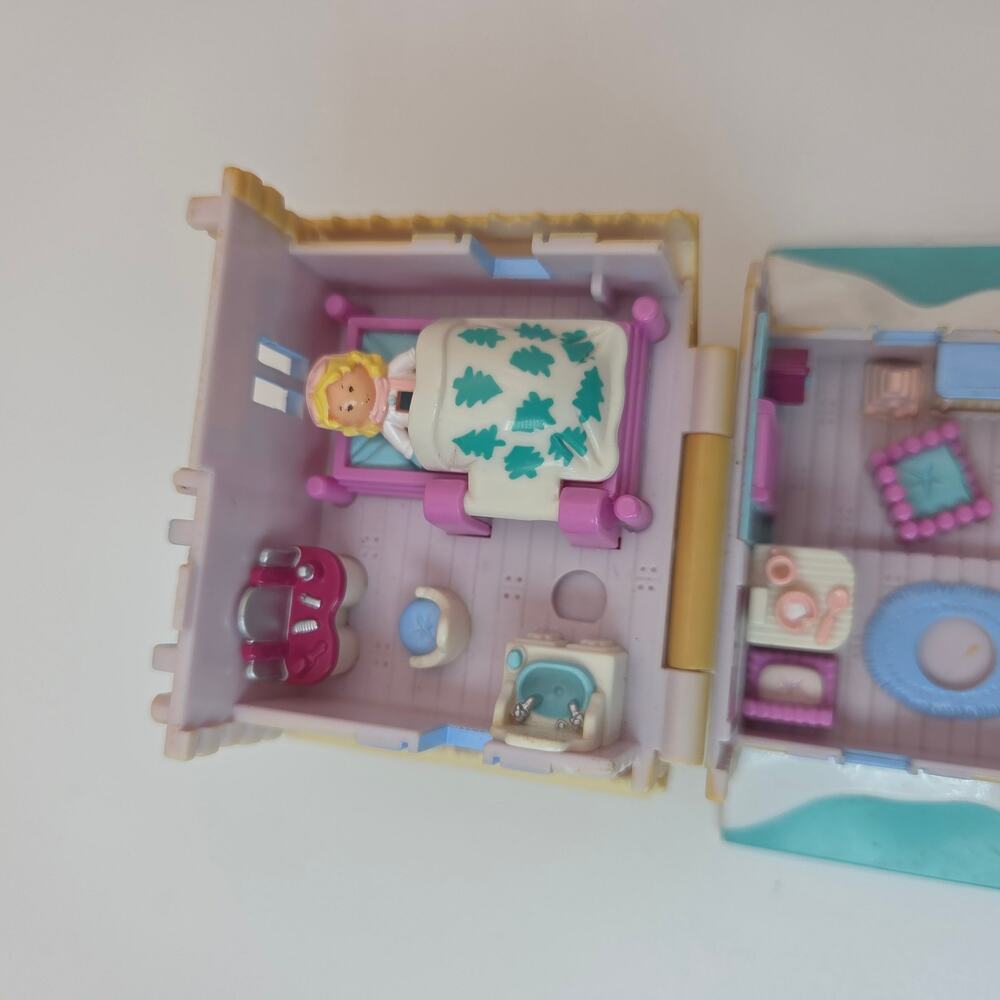 Vintage 1993 Polly Pocket Bluebird Ski Lodge Ski Chalet with 1 Figure - Picture 5 of 11